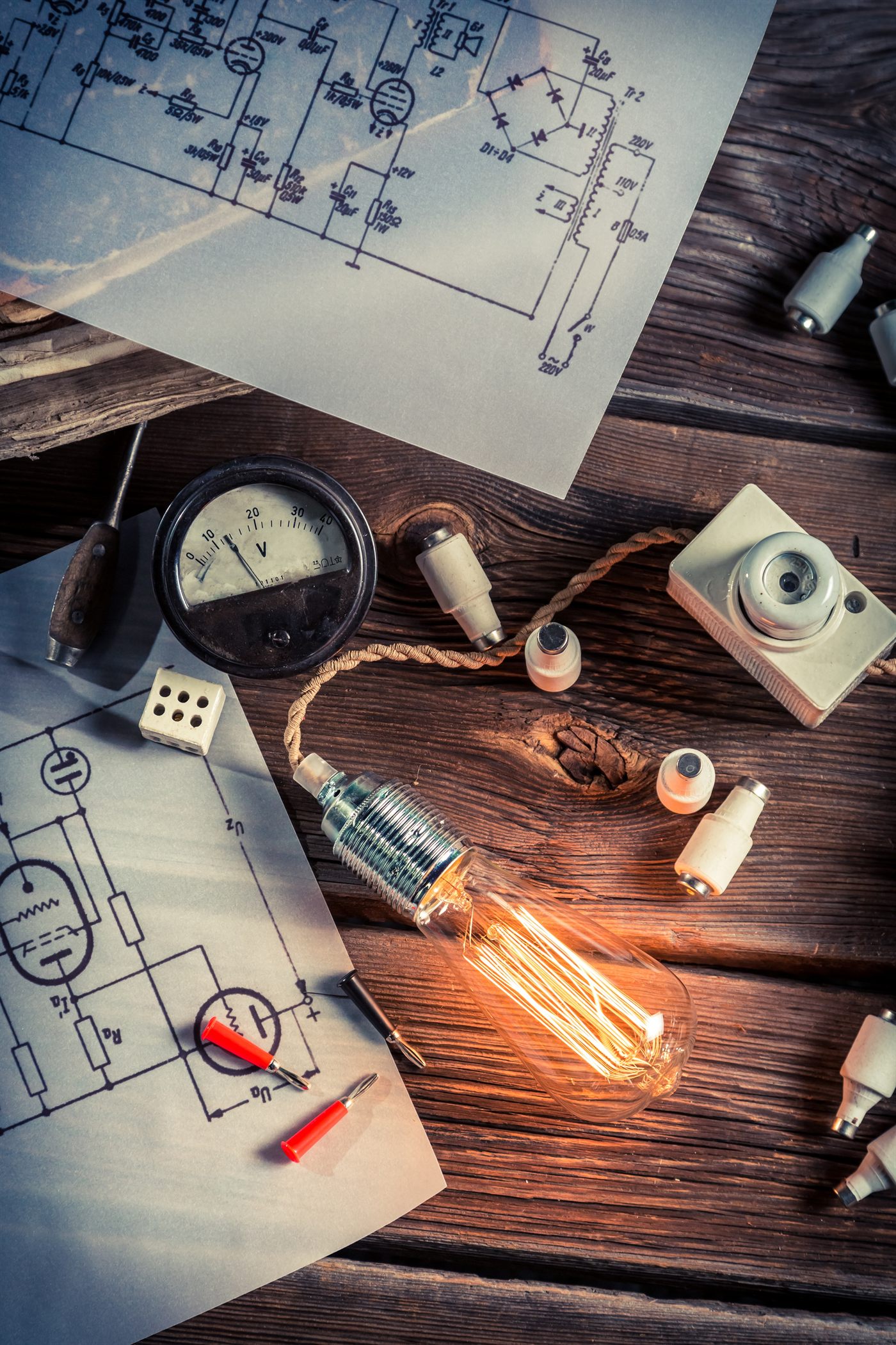 Modern ausgestatteter Werkstattbereich der Rolutec GmbH — Anspruch unseres Elektrotechnik-Meisterbetriebs